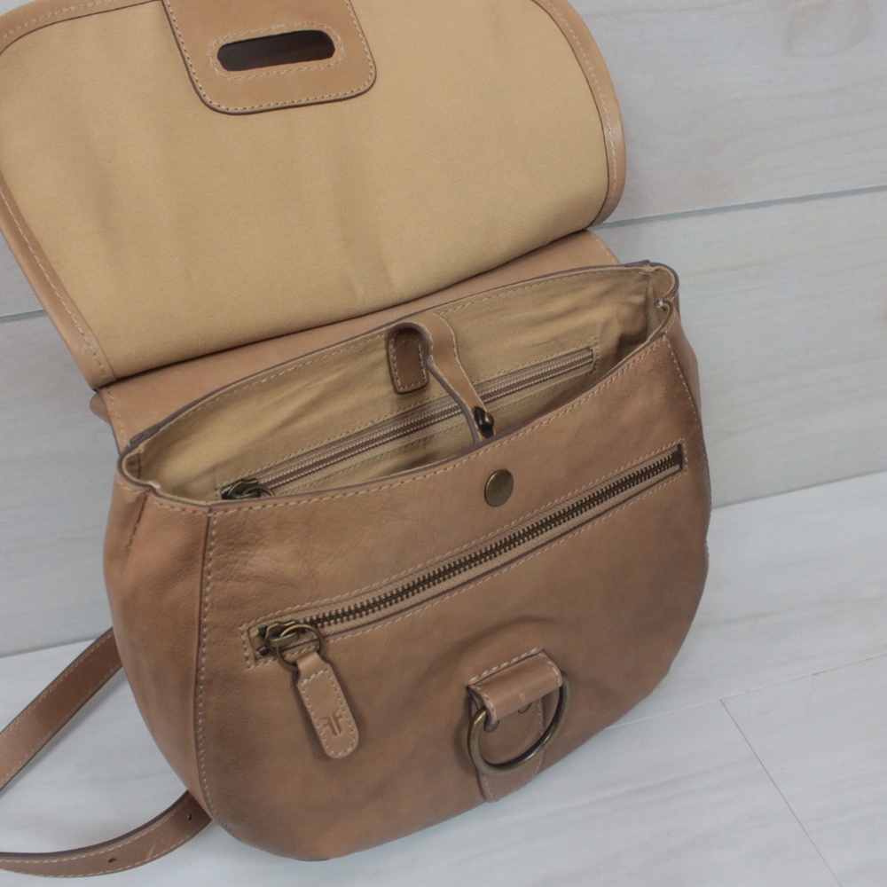 Frye NWT Lucy Crossbody Ring Saddlebag in Beige - Picture 5 of 8